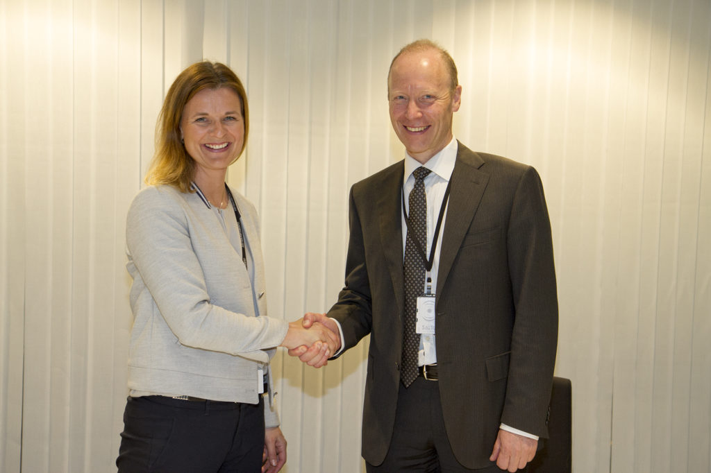 Signerte kontrakten: Camilla Krogh, Konserndirektør Bygg i Skanska og Thor Arne Aass, ekspedisjonssjef i Politiavdelingen i Justis- og beredskapsdepartementet. (Foto: JD).