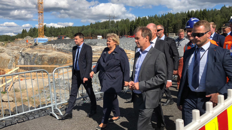 bilde av Statsministeren med Paul Torgersen, prosjektsjef for beredskapssenteret, politidirektør Humlegård, og Jonny Hermansen, prosjektleder i Skanska