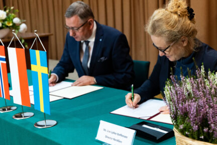 Henryk Bujak, head of IHAR, signed the depositor’s agreement with NordGen director Lise Lykke Steffensen, acting on behalf of the Norwegian Ministry for Agriculture and Food.