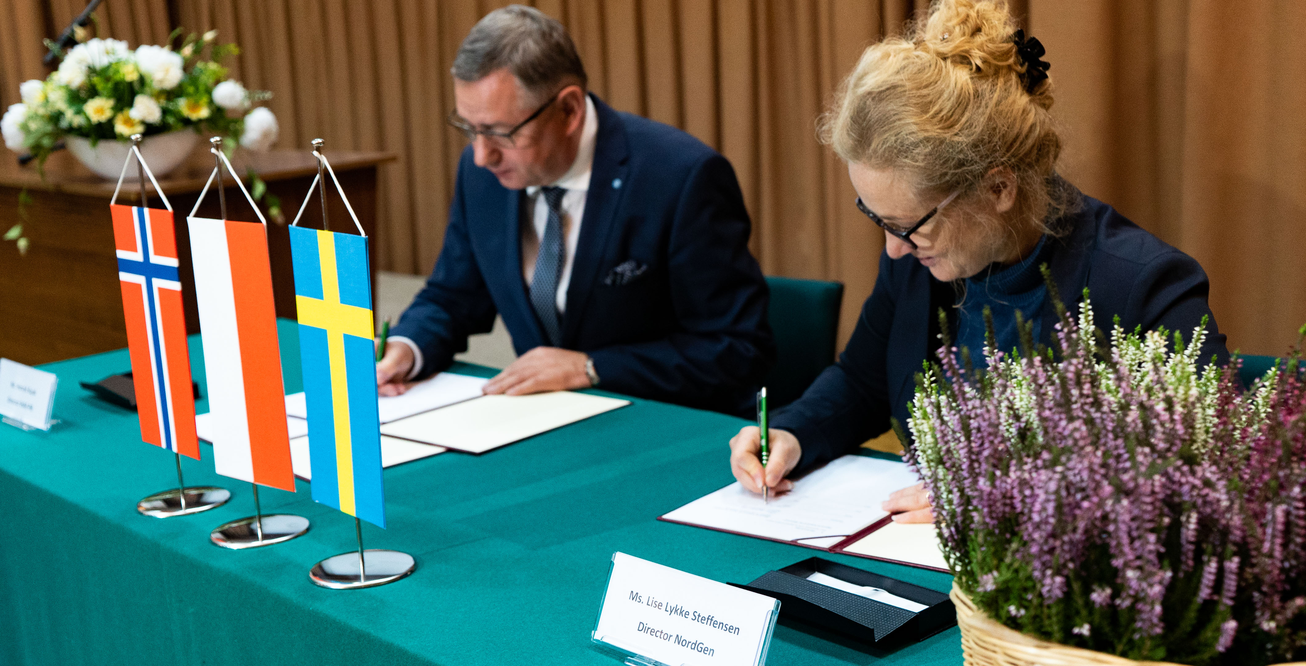 Henryk Bujak, head of IHAR, signed the depositor’s agreement with NordGen director Lise Lykke Steffensen, acting on behalf of the Norwegian Ministry for Agriculture and Food.