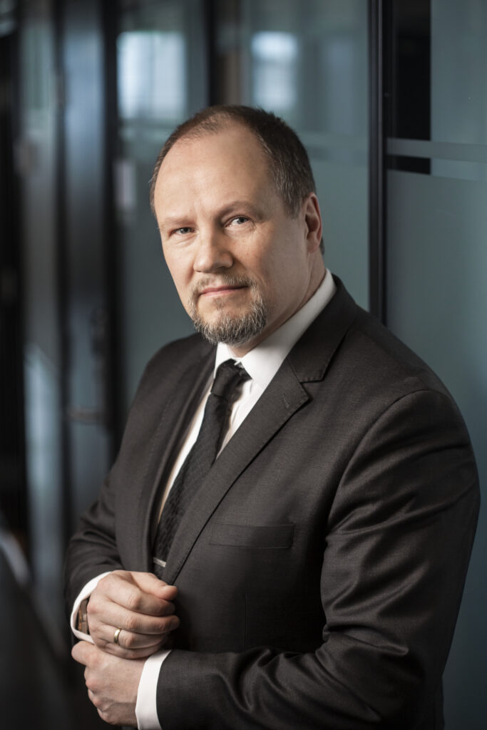 Direktør i SKM Gudmund Gjølstad stående i korridor