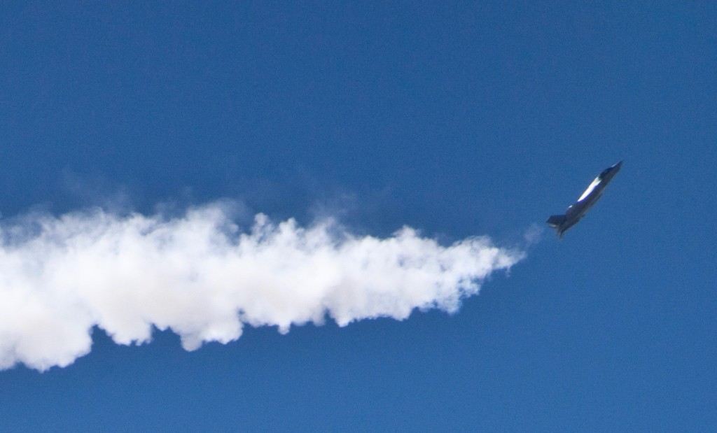 Her flyr en F-35A med høy angrepsvinkel under en test i 2012. Her ser du tydelig hvordan nesen peker bort fra fartsretningen. Foto: Lockheed Martin