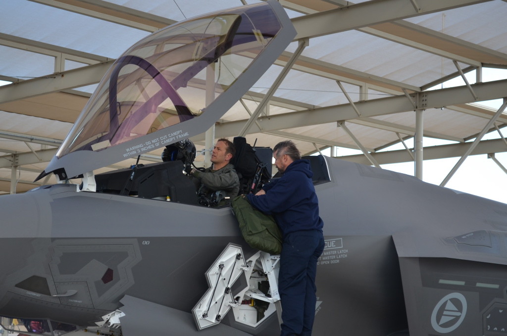 Her er Morten tilbake fra sin første flytur i et norsk F-35 14. desember 2015. Legg merke til hjelmen og setet som Morten vil snakke om i innlegget. Foto: Stian Roen, Luftforsvaret