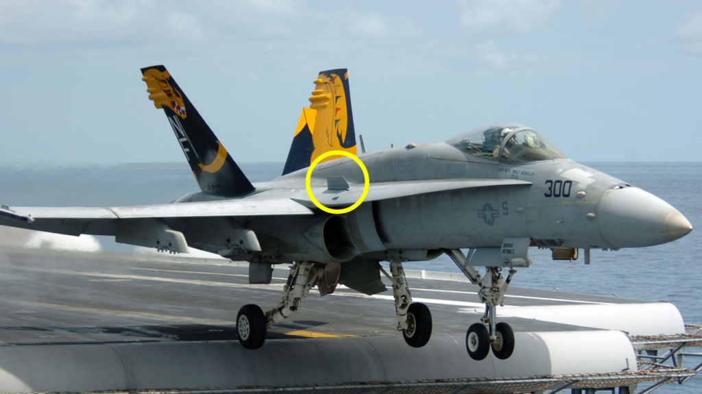 På bildet ser du "plasteret" som er montert på F-18. Foto: US Navy
