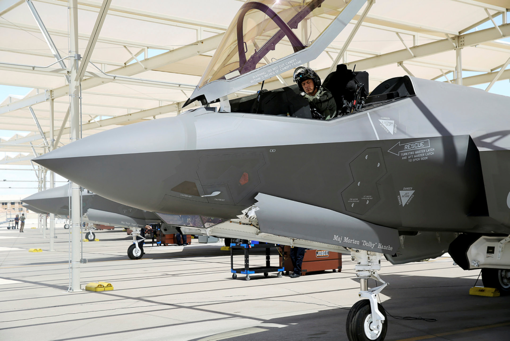 Morten sier at han bruker mye av tiden mens han venter på at datasystemene skal starte til å spenne seg selv fast og forberede alt personlig utstyr. Foto: USAF