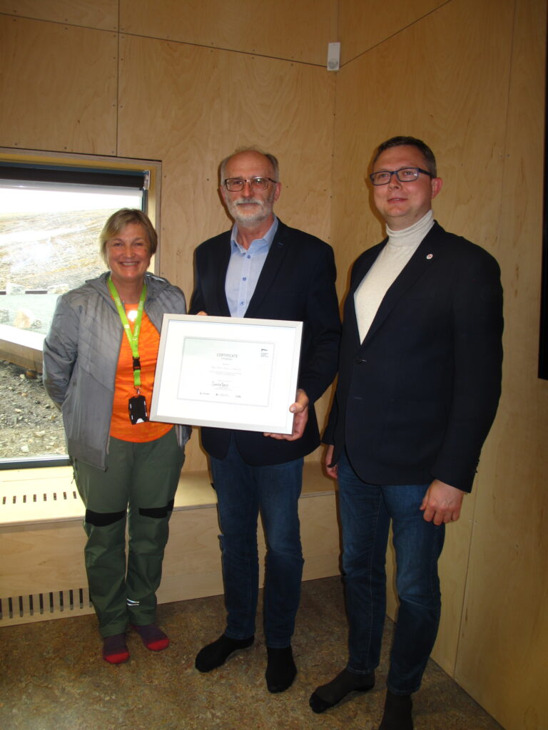 Grethe Evjen, LMD, Bronislovas Gelvonauskis from State Forest Service, and Lithuanian Vice Minister for environment Danas Augutis at the handover of the Certificate of deposited from LMD, signed by Norwegian Minister of Agriculture and Food Sandra Borch. Photo: NordGen