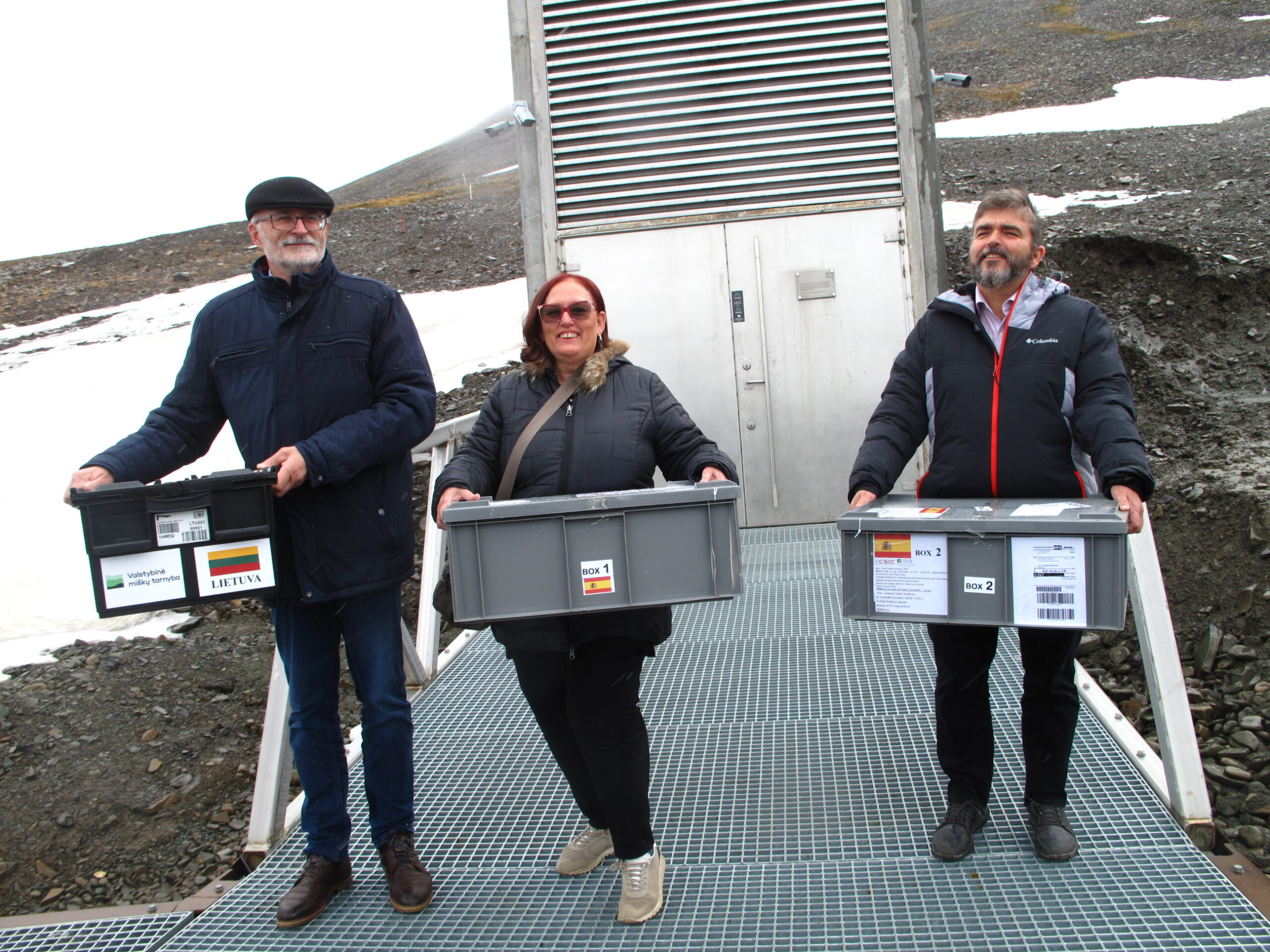 Bronislovas Gelvonauskis from State Forest Service, Angeles Gomez Borrego and Luis Guasch Pereira from the Spanish genebank at CSIC bringing their first seed boxes at the Seed Vault.
