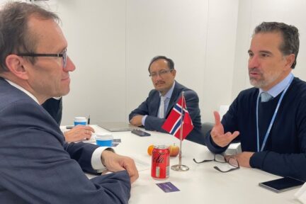 BIODIVERSTIY, NOT BITCOINS: Norway's Minister of Climate and the Environment, Espen Barth Eide met Gustavo Manrique, Ecuador's Environment Minister, during the climate summit in Glasgow in November. - In the face of the climate crisis, it is not Bitcoins but biodiversity which is the new currency, says Manrique. Photo: Norway's Ministry of Climate and the Environment.