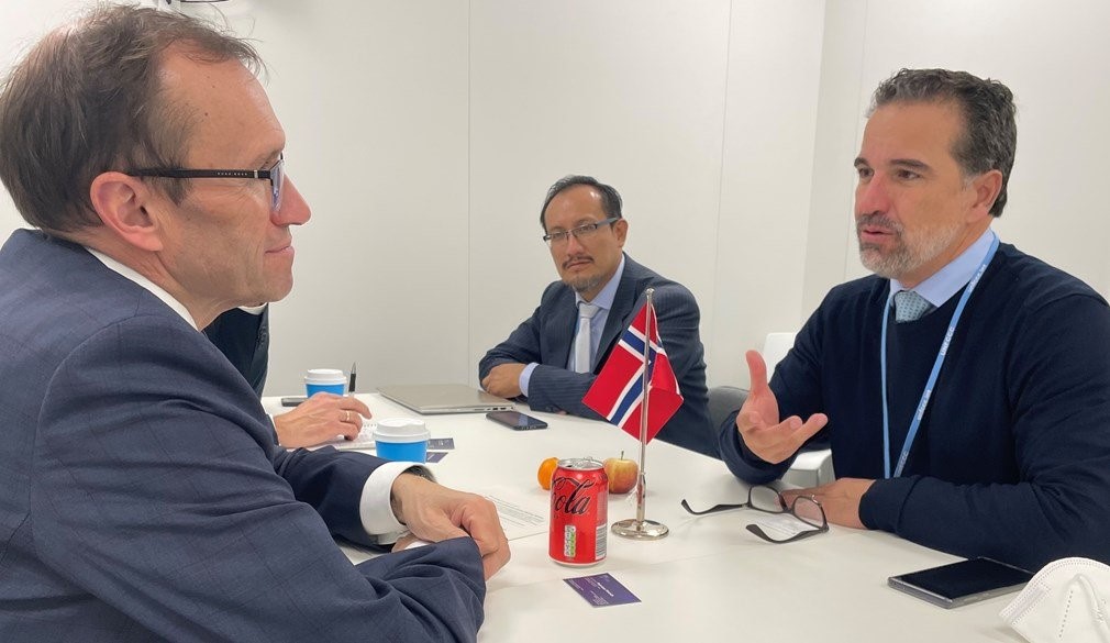 Klima- og miljøministeren Espen Barth Eide møtte Ecuadors miljøminister Gustavo Manrique under klimatoppmøtet i Glasgow. Manrique mener biomangfold, ikke bitcoins, er den nye valutaen i møte med klimakrisen. Foto: Klima- og miljødepartementet.