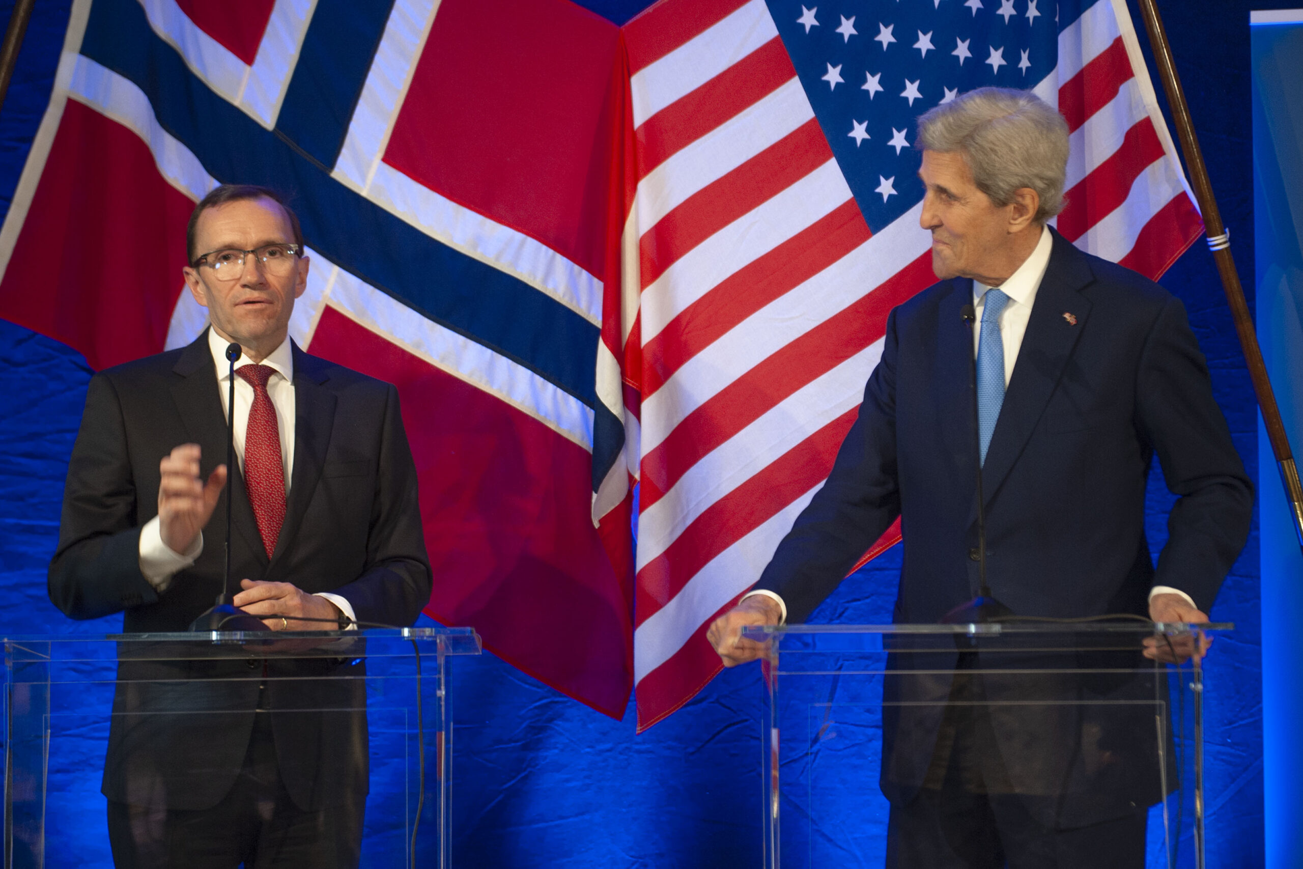 Klima- og miljøminister Espen Barth Eide og USAs klimautsending John Kerry under Klima- og miljødepartementets 50-årsmarkering 6. mai 2022 Foto: Ken Opprann