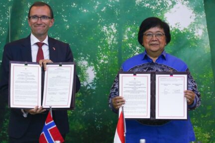 Minister Eide and Minister Siti signed the new partnership agreement in Jakarta in September 2022.
