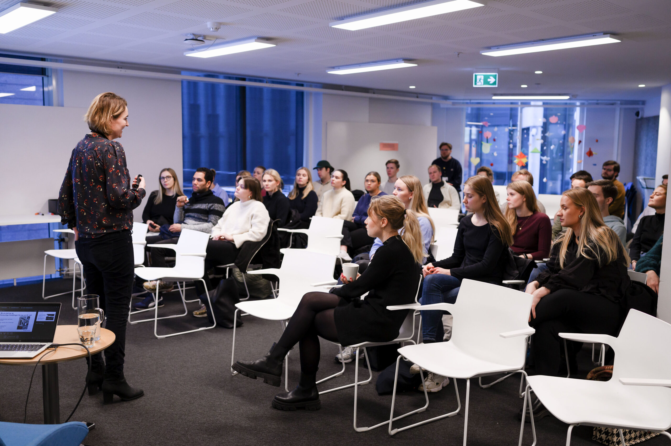 En skoleklasse hører på en presentasjon i 22. juli-senterets undervisningsrom