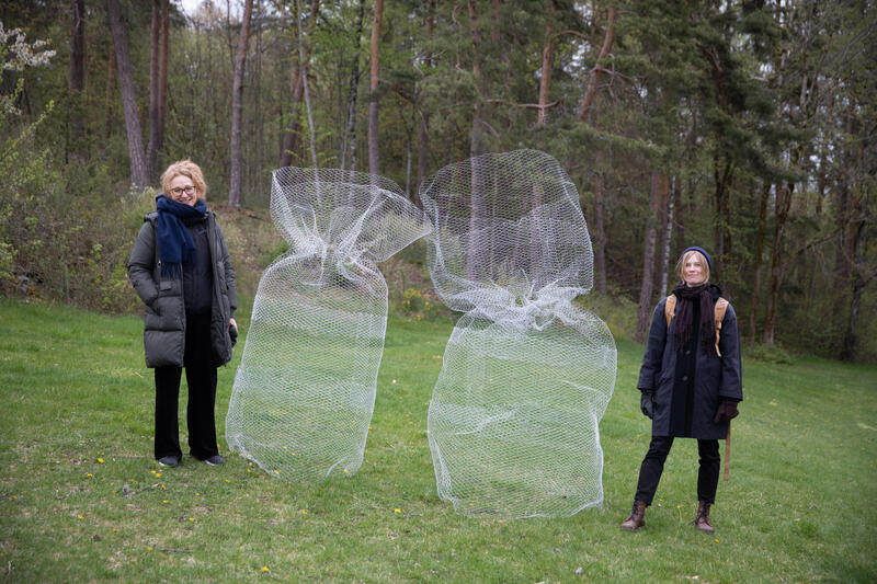 Kunstnere Camilla Dahl og Marielle Kalldal posere ved siden av to skulpturer.