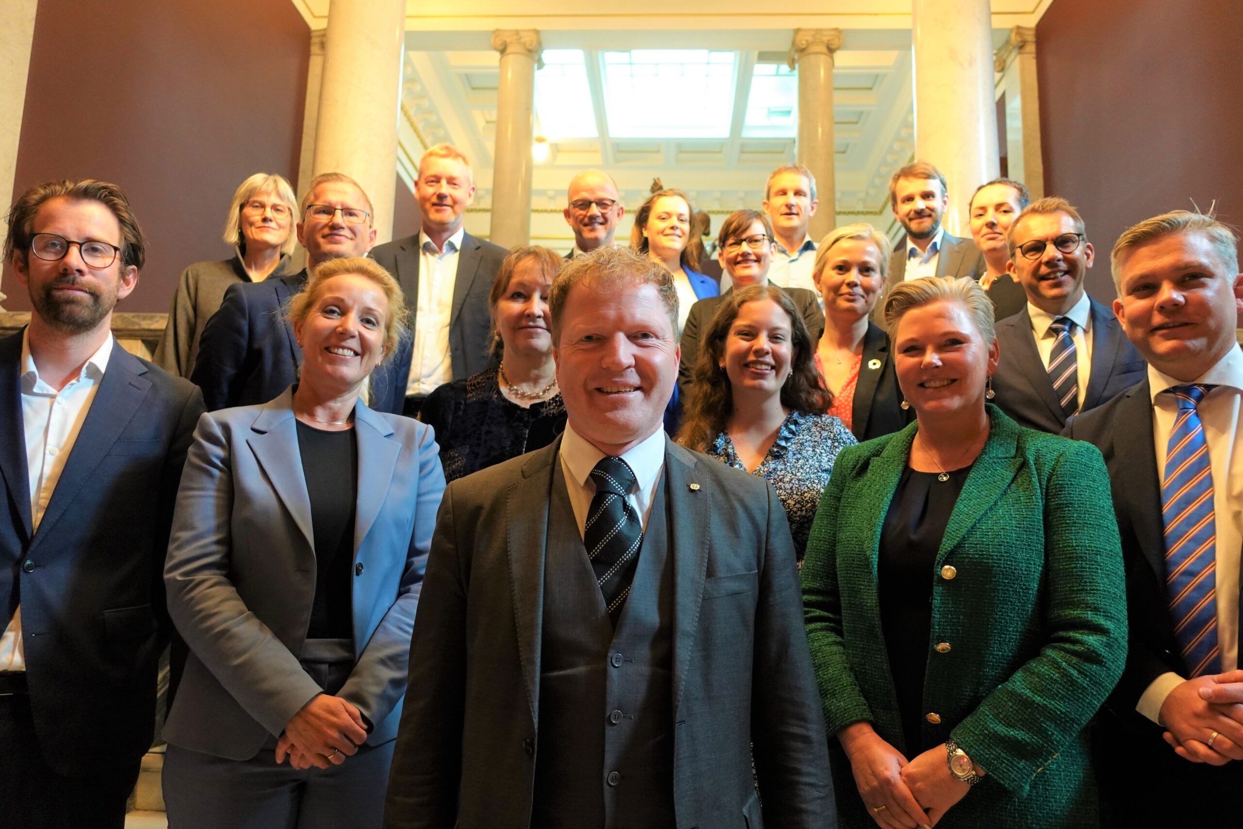 Kommunal- og distriktsminister Sigbjørn Gjelsvik samler medlemmene i Topplederforum for første gang.
