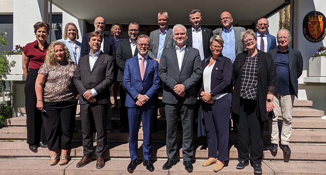Utvalget samlet på trappen foran den norske ambassaden i Finland.