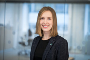 Bilde av næringsminister Iselin Nybø som smiler formelt kledd med dressjakke og Venstrepin i jakkeslaget.