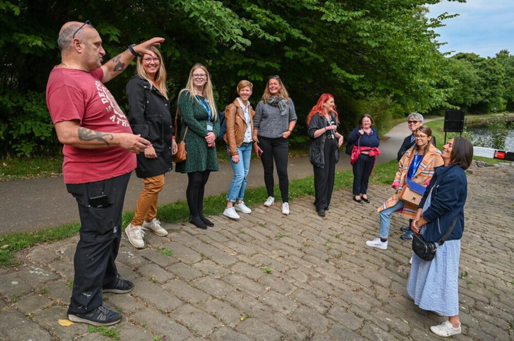 Ingrid Kjørstad (i midten) fra Arendal kommune og andre partnere i I2I-prosjektet får en innføring i hvordan Canal & River Trust i England jobber med frivillige for å øke den sosiale inkluderingen i utsatte områder.