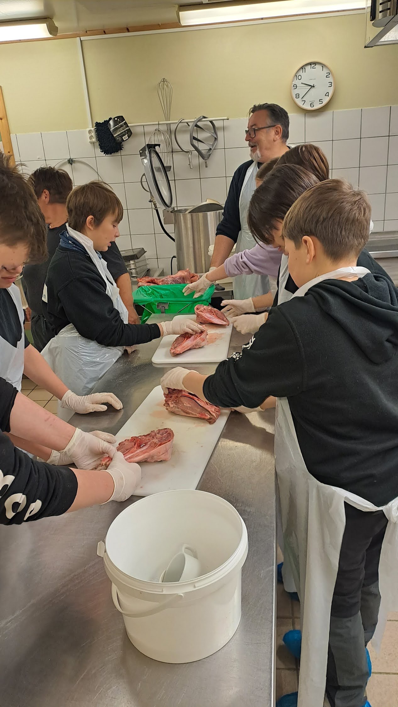 elever i arbeid på kjøkken