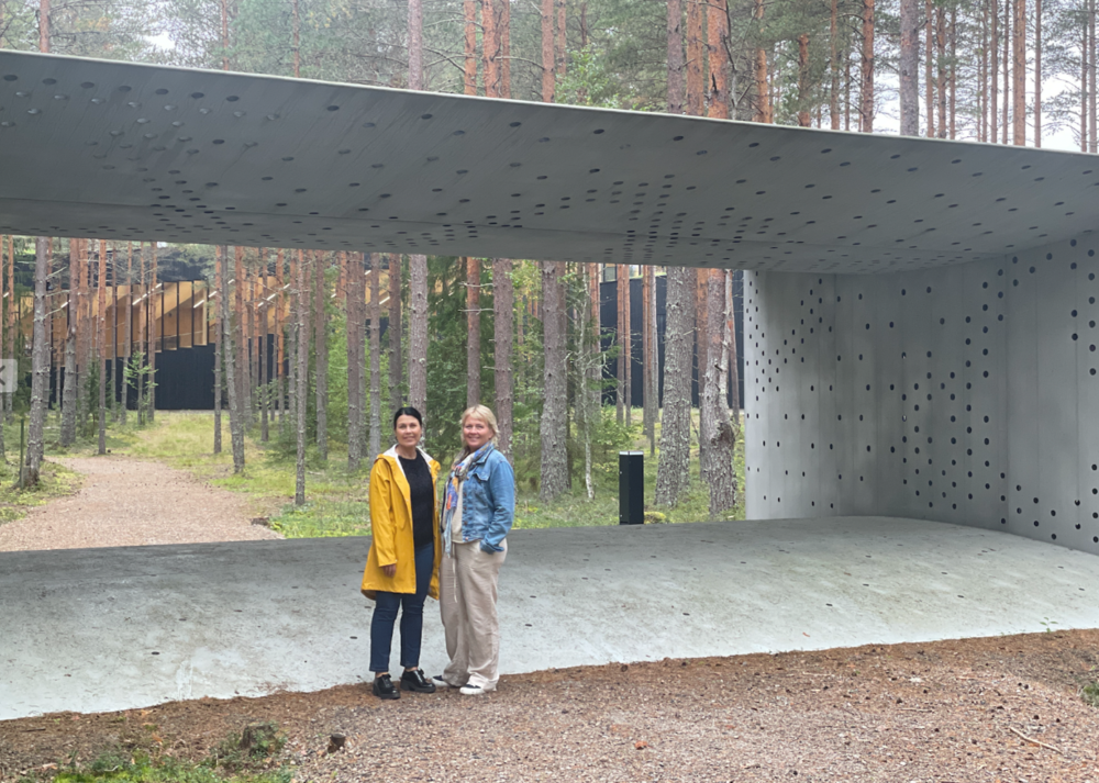 Prosjektlederne Ninni Aarhus Tranum, Visit Greater Oslo og Jessica Carrlsson, Visit Värmland avbildet ved Verdensportalen som tidligere sto foran Nobels Fredssenter. 