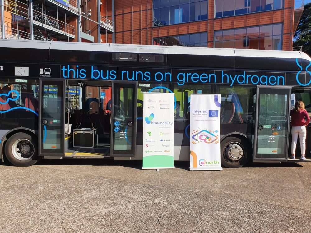 buss med engelsk tekst om at den går på grønn hydrogen
