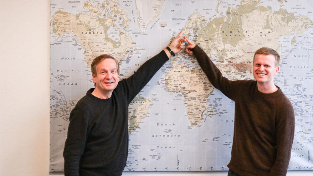 bilde av to menn som peker på et kart