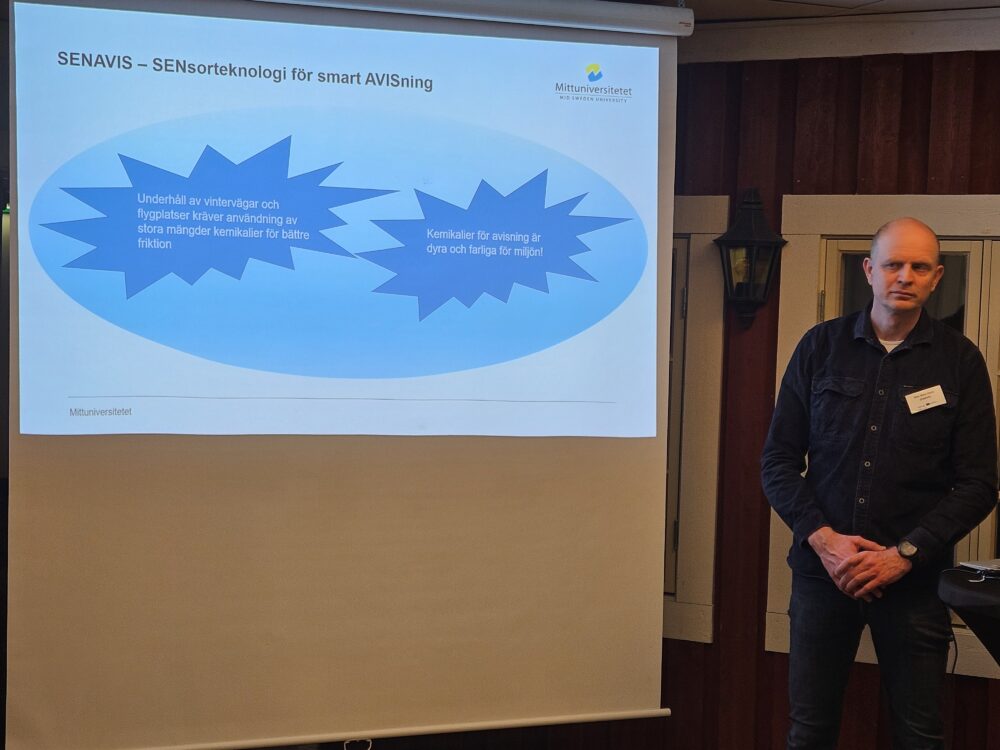 mann står ved siden av en skjerm og presenterer SENAVIS, Interreg Sverige-Norge