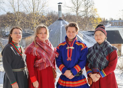 gruppe på fire personer i samiske klær
