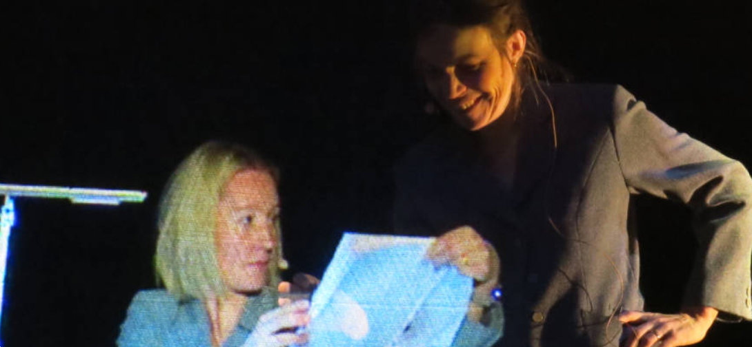 to kvinner som studerer noe som står på et ark