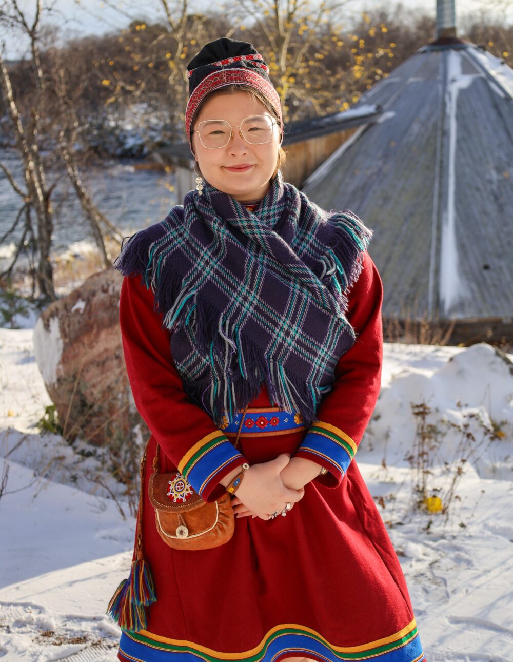 dame i rød samisk folkedrakt