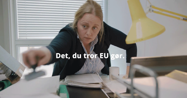 dame som flytter papirer på et kontor med skriften "Det du tror EU gjør"