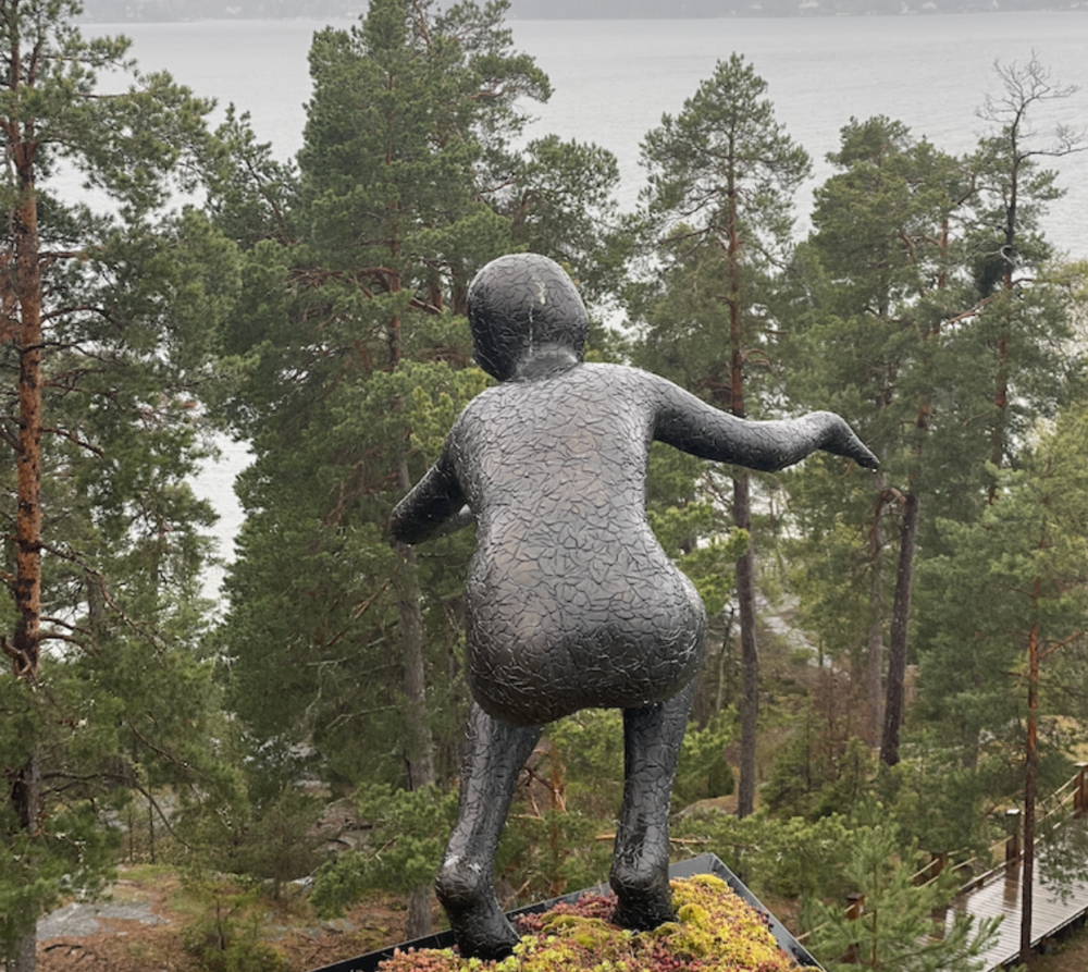 skulptur foran en skog