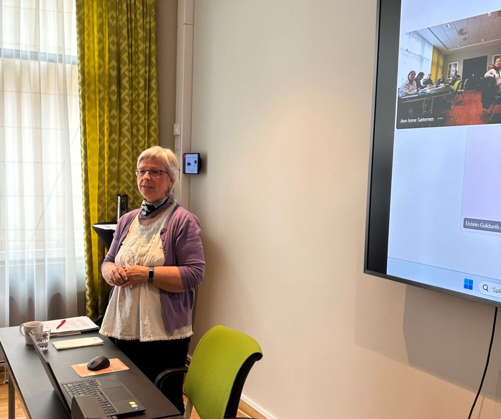 kvinne foran en presentasjon