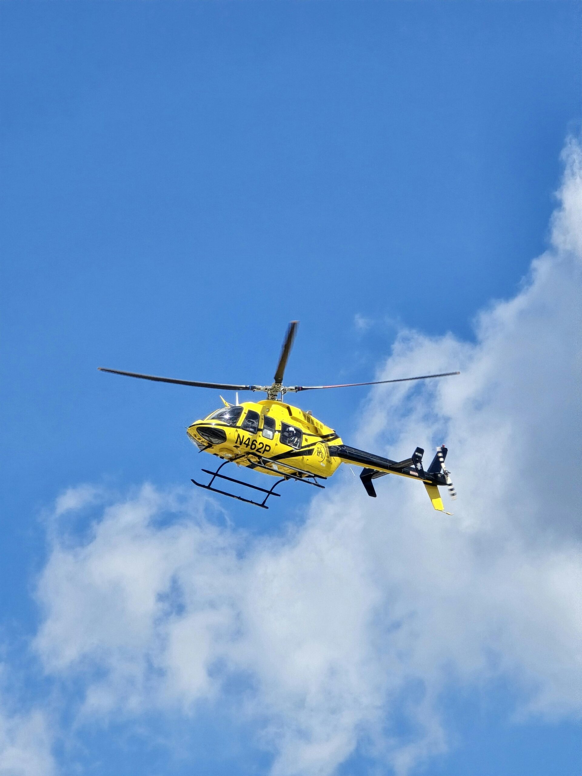 helikopter og blå himmel