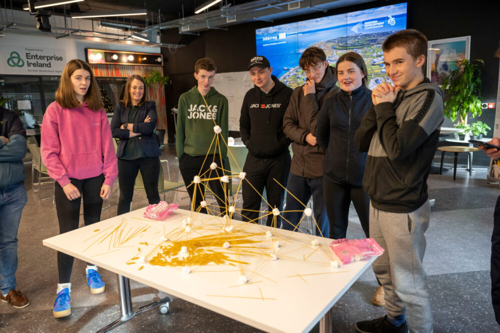 ungdommer bak et bord