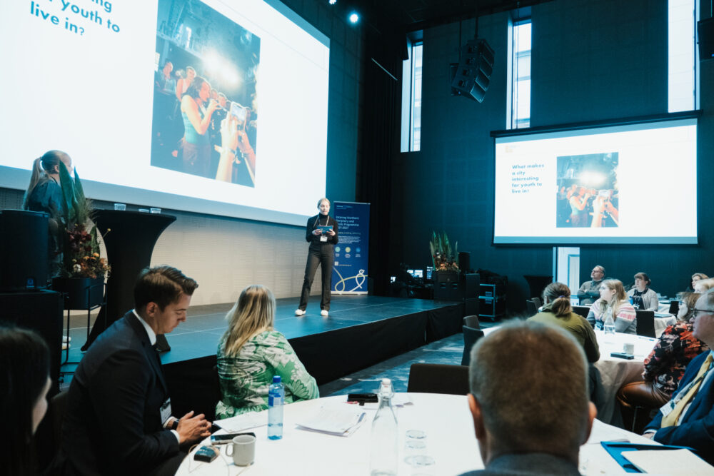 jente som holder foredrag foran en forsamling