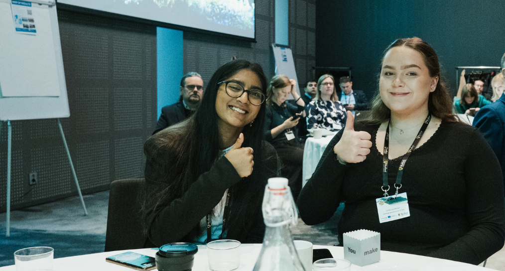 to jenter med tommelen opp