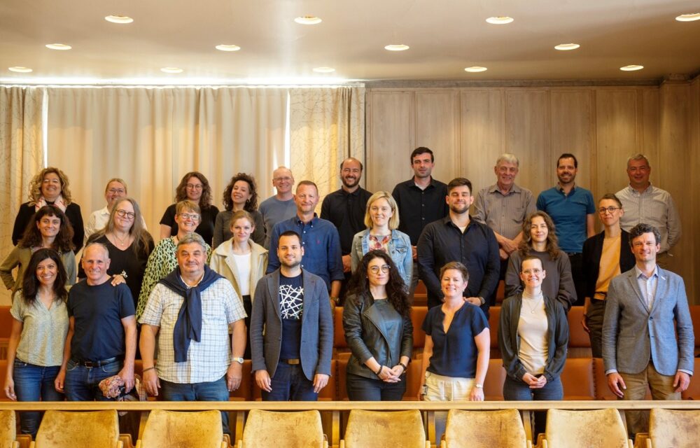 mange folk i prosjektet NEBA står på rekke og rad