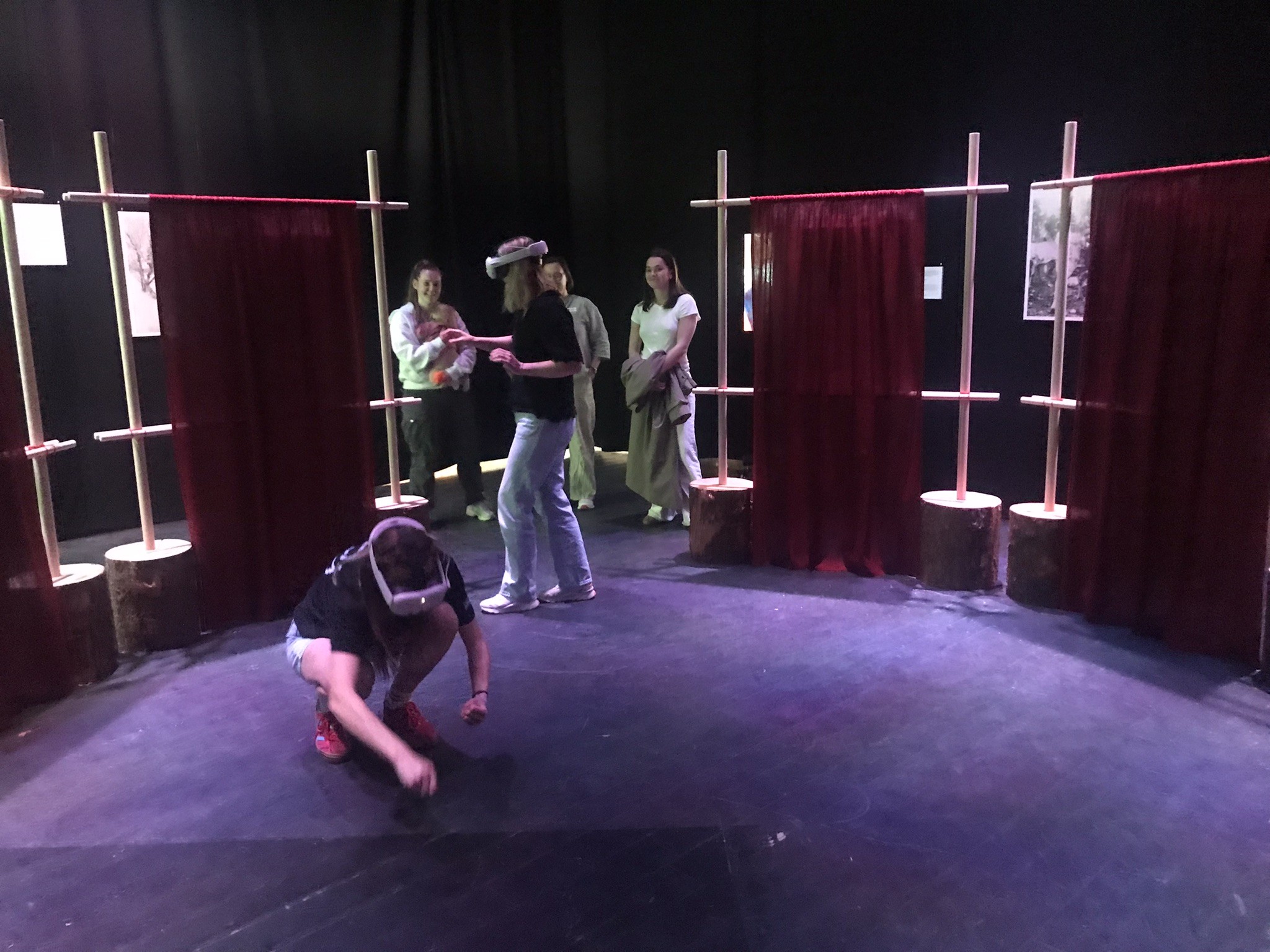 undom går rundt i et rom med XR-briller og lærer om kulturarv og klimaendringer