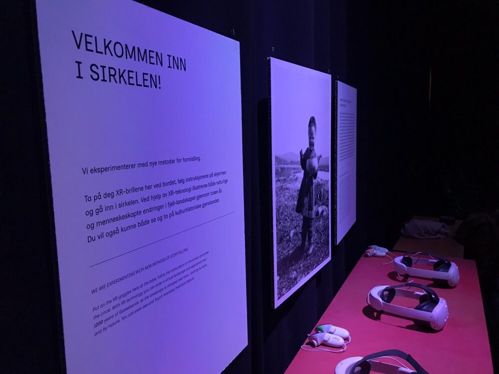 Utstillingsplakat for XR-briller på Stiklestad