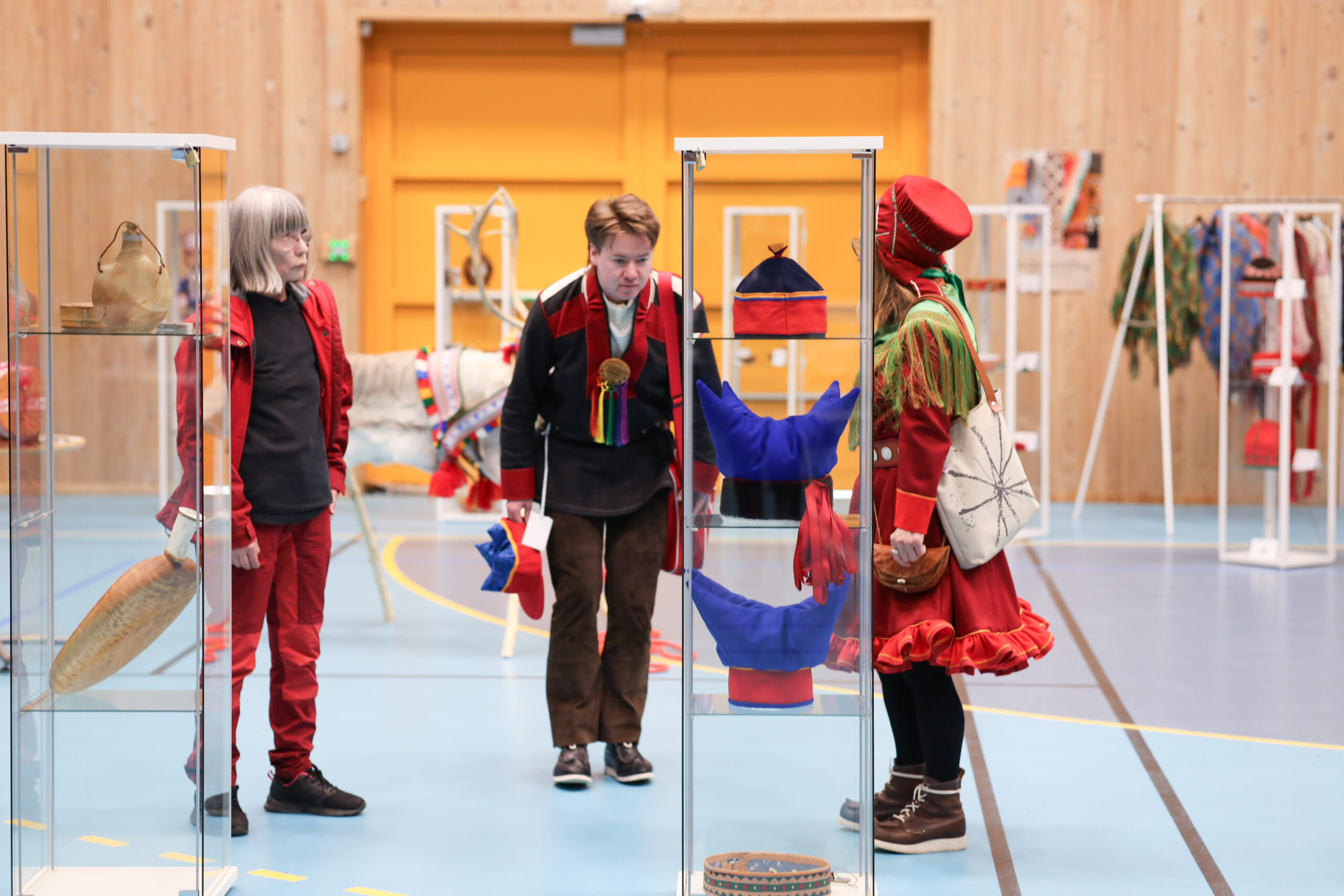 Utstilling under Lávdan Sámi Arena i Guovdageaidnu 