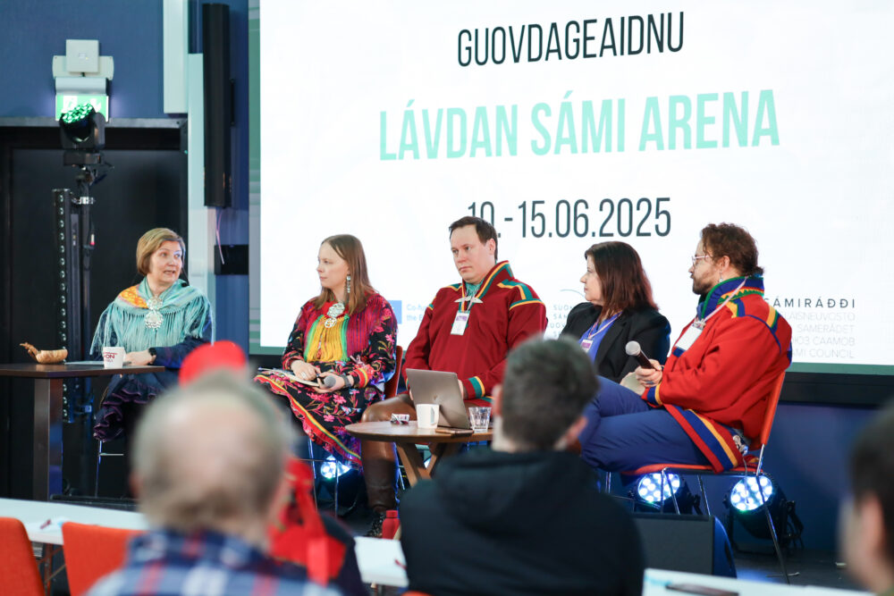 Deltakere under Lávdan Sámi Arena Lávdan – samisk møteplass på tvers av grenser i Guovdageaidnu