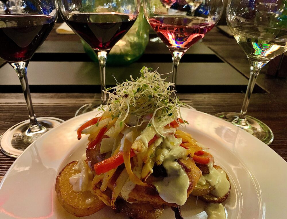 mat og vin dandert på kunstnerisk vis