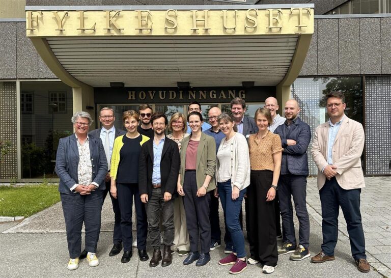 bilde av eksperter samlet rundt forsking og innovasjon i Møre og Romsdal