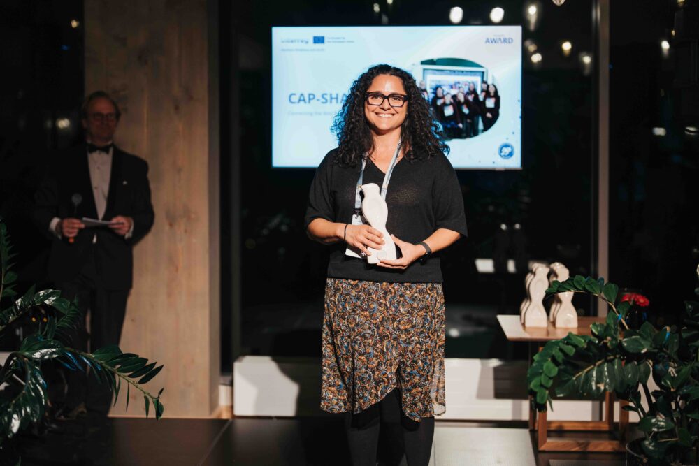 en person mottar pris under Interreg NPA Awards 2025