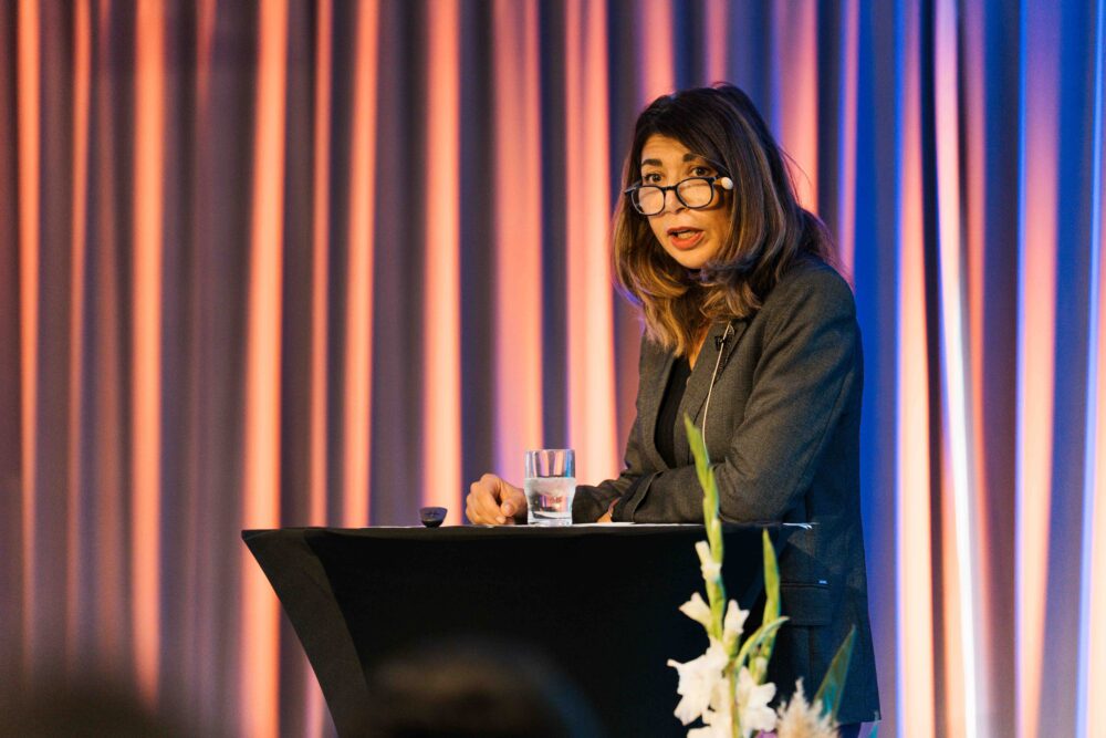 Claude Véron-Réville på en talestol