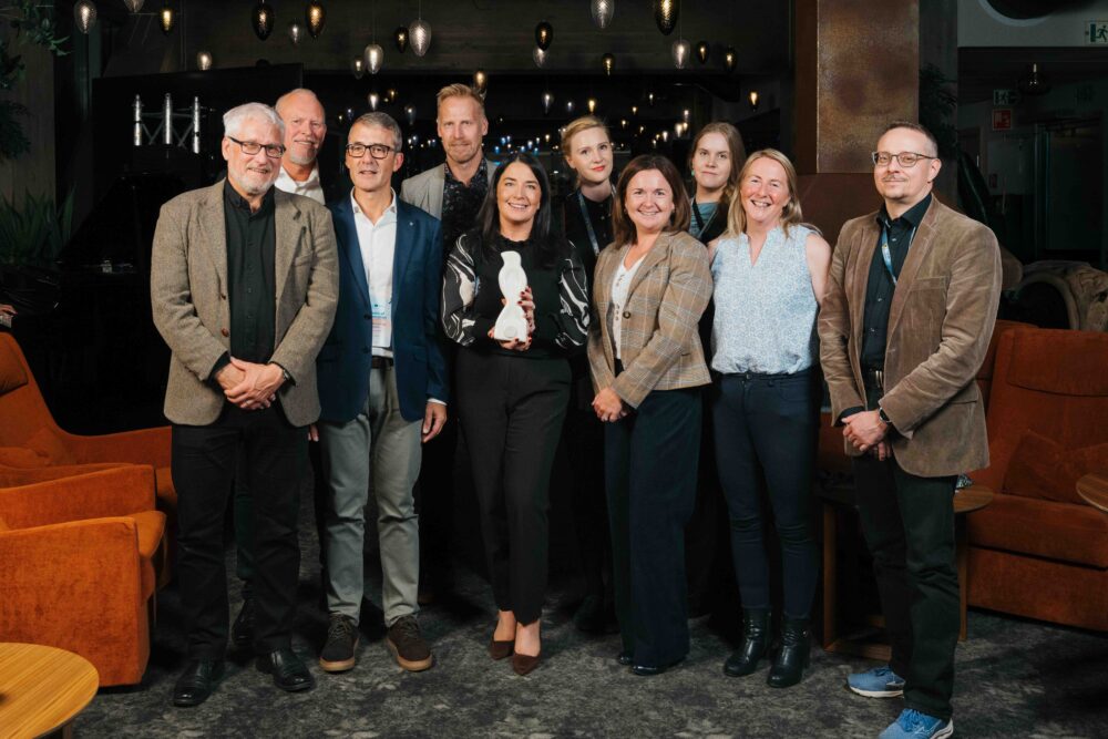 en gruppe personer viser frem pris i Interreg NPA Awards 2025