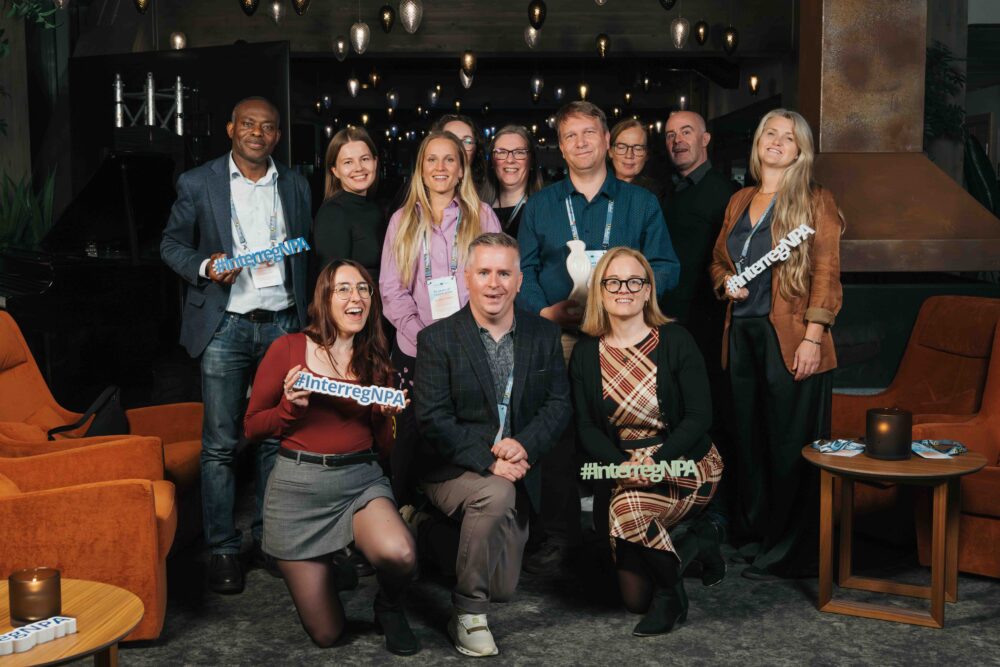 en gruppe personer viser frem pris i Interreg NPA Awards 2025