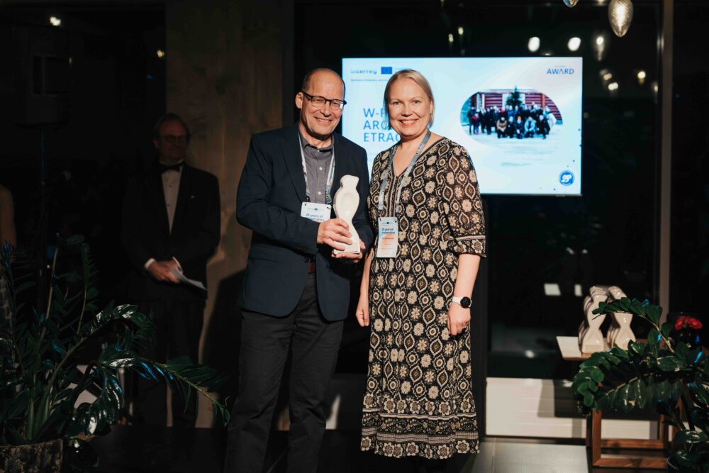 to personer viser frem pris i Interreg NPA Awards 2025