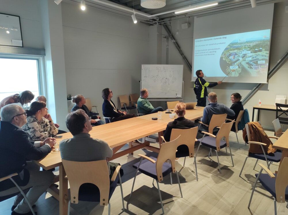 gruppe rundt et bord