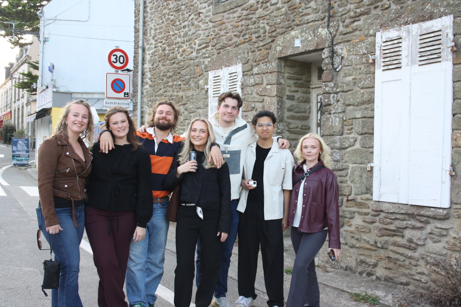 gruppe studenter utenfor et hus